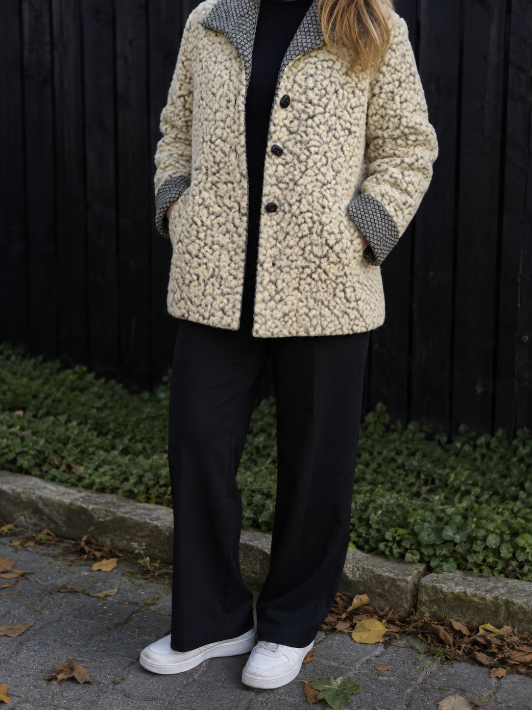 Flot teddy/cardigan med fine kontrastdetaljer – str. 36