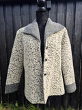 Flot teddy/cardigan med fine kontrastdetaljer – str. 36