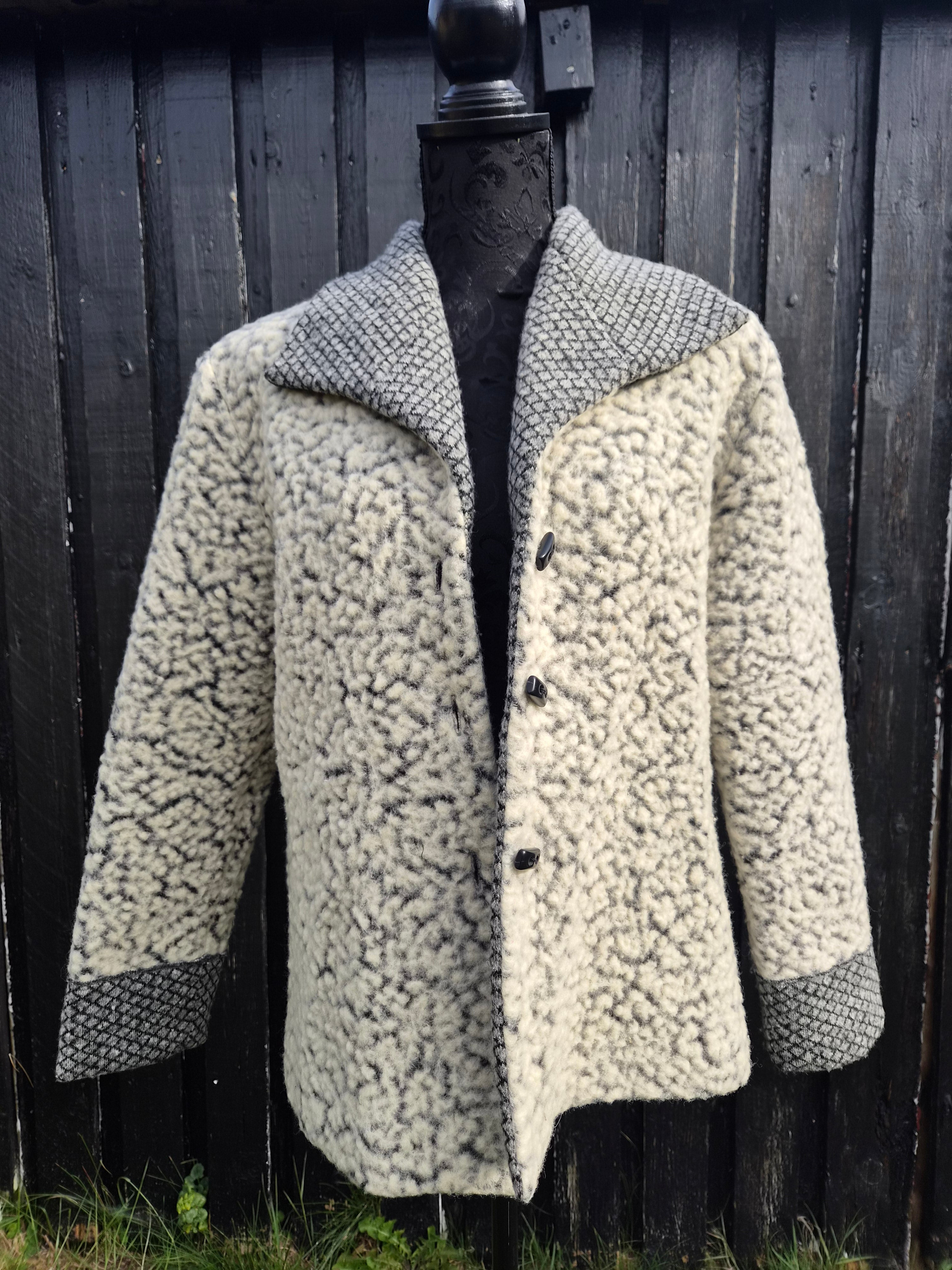 Flot teddy/cardigan med fine kontrastdetaljer – str. 36