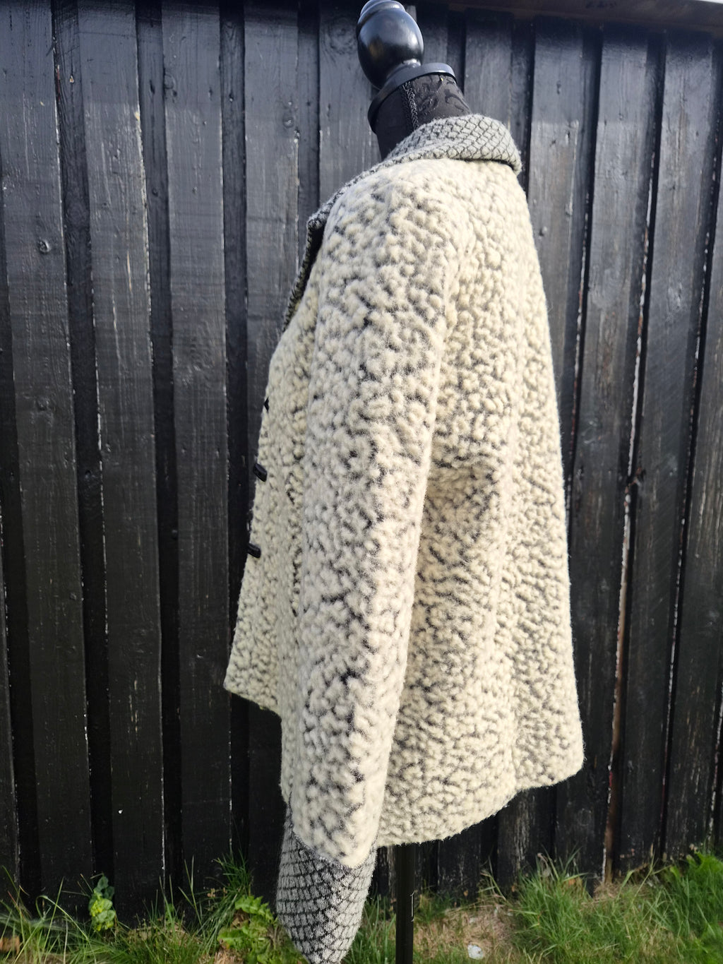Flot teddy/cardigan med fine kontrastdetaljer – str. 36