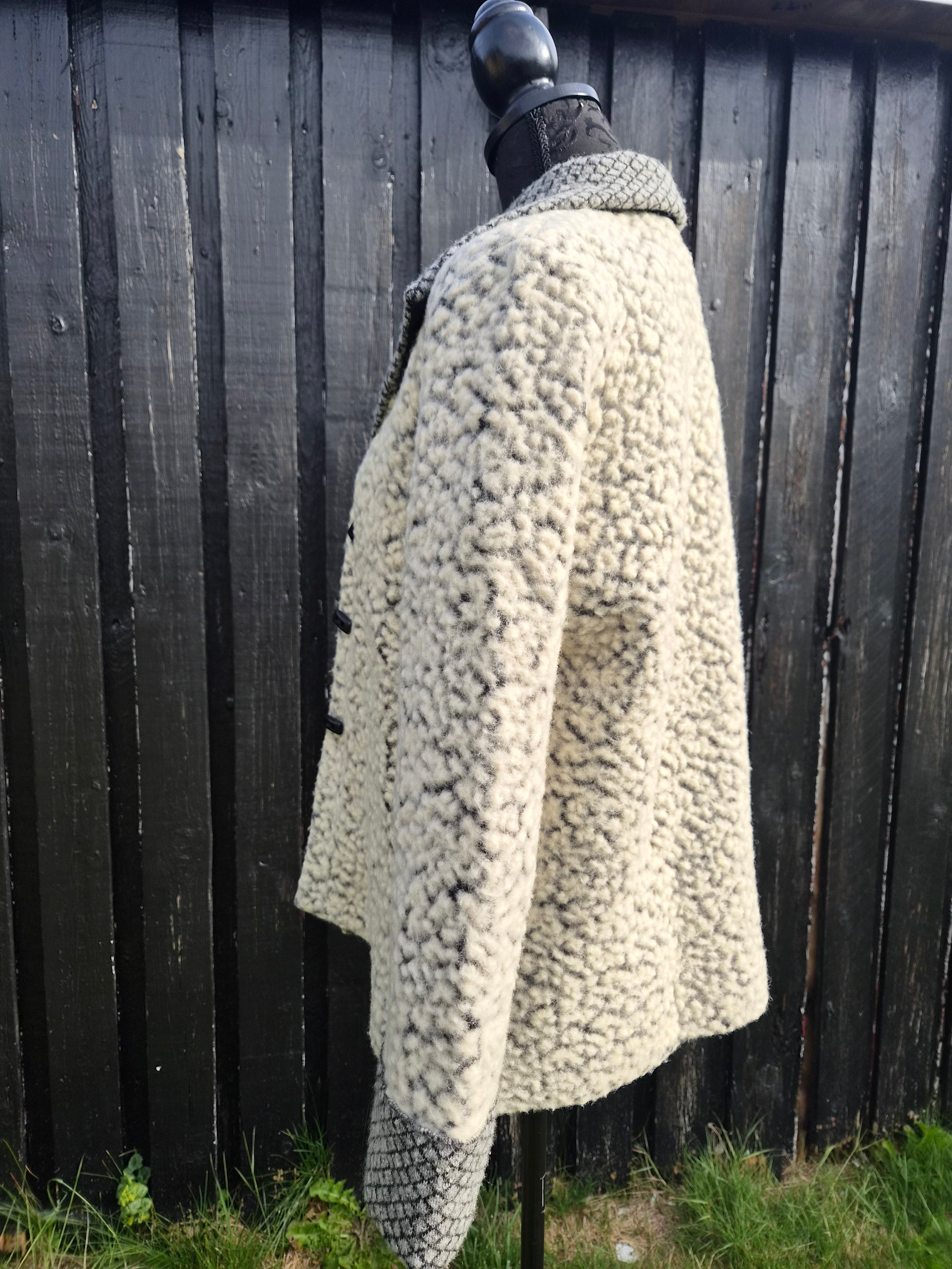 Flot teddy/cardigan med fine kontrastdetaljer – str. 36